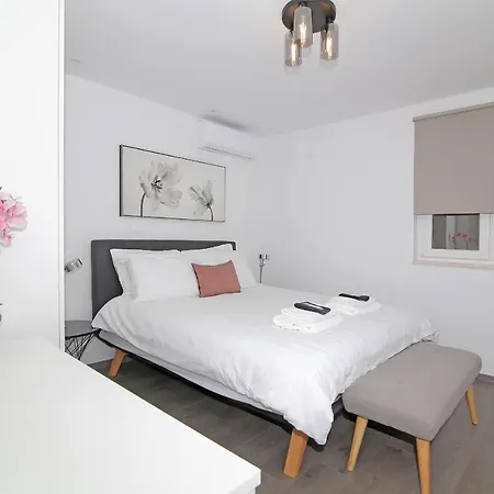 M 4 - Sea View, Breakfast & Free Garage Parking 아파트 *